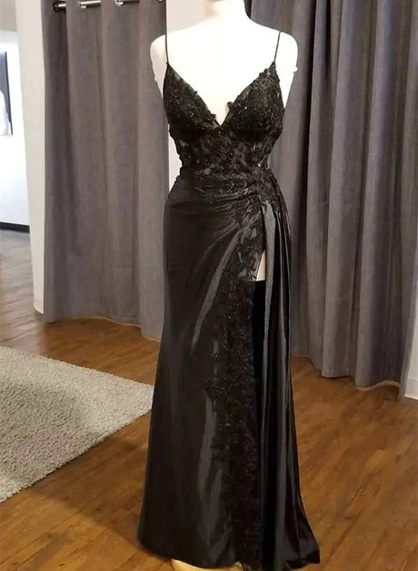Vestido de fiesta de satén negro con encaje, escote en V y abertura en la pierna